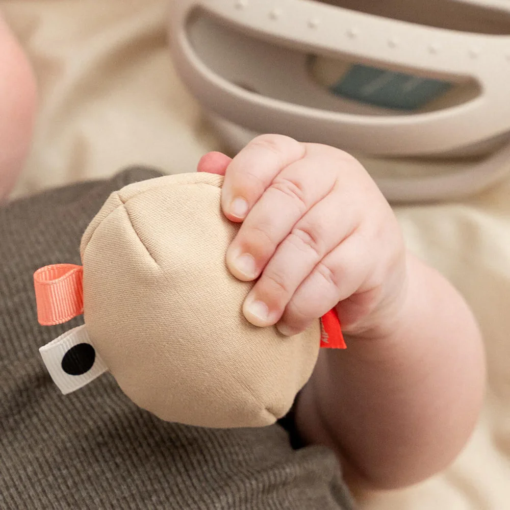 Grijp- en bijtspeeltje met rammelaar - Clucky Sand Grijp- en bijtspeeltje met rammelaar - Clucky Sand