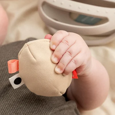 Grijp- en bijtspeeltje met rammelaar - Clucky Sand Grijp- en bijtspeeltje met rammelaar - Clucky Sand