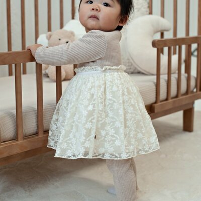 Jurk met geborduurd tule - Dress to Impress Taupe melange Jurk met geborduurd tule - Dress to Impress Taupe melange