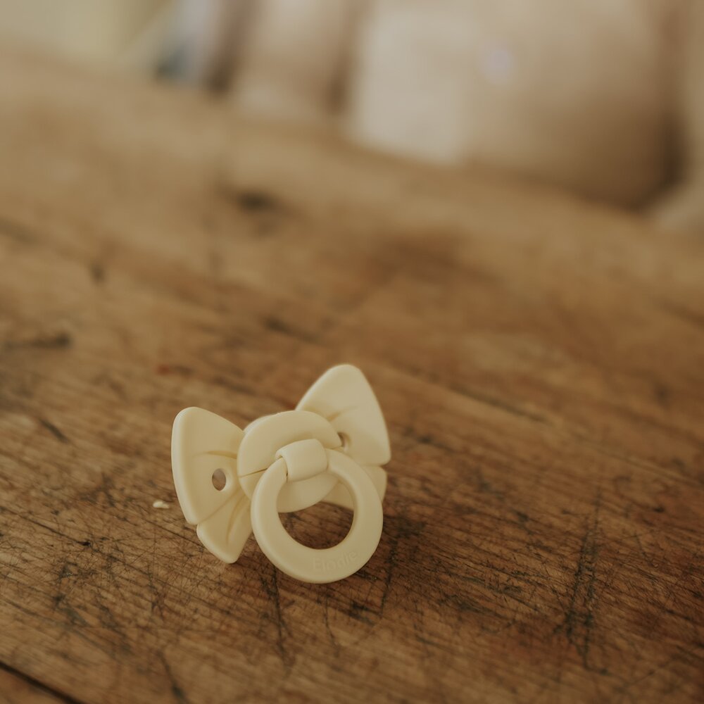 Binky Bow Newborn Oat White Binky Bow Newborn Oat White