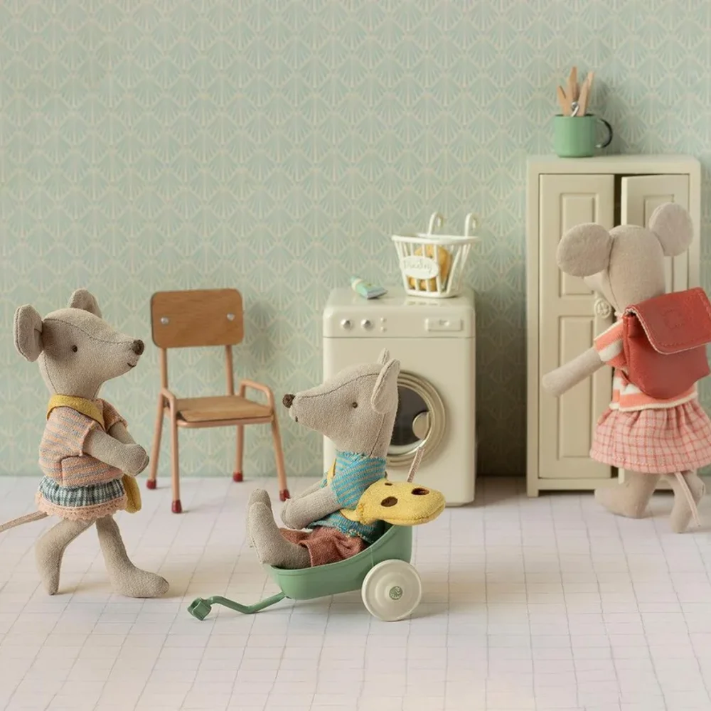 Little sister mouse with bag Little sister mouse with bag